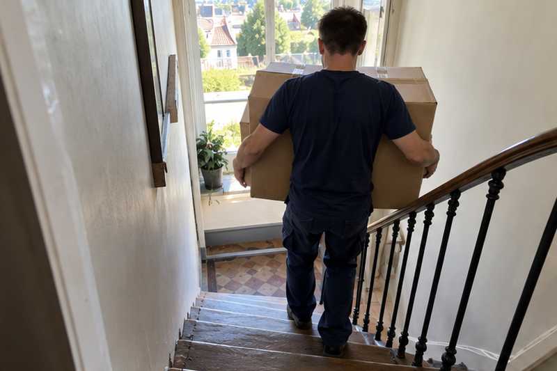 Cartons de vêtements légers dans un escalier